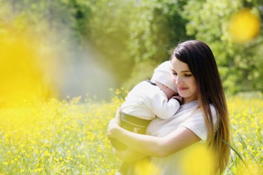 Bebek eller üzerinde uyku