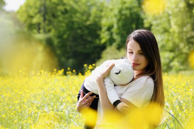 Anne oğlunu uyku sallıyor