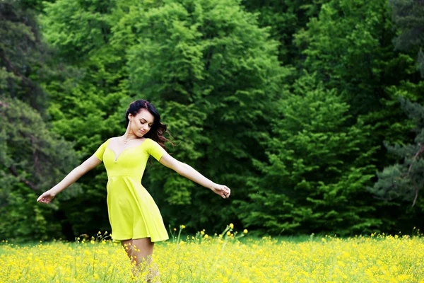 Menina livre em um prado — Fotografia de Stock