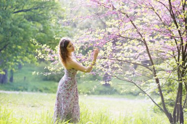 Ağacın altındaki kadın