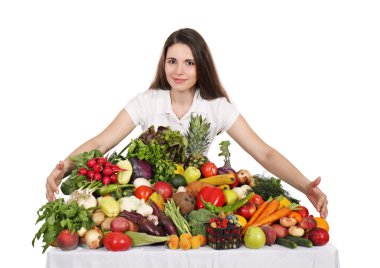 kadın masada meyve ve sebze ile