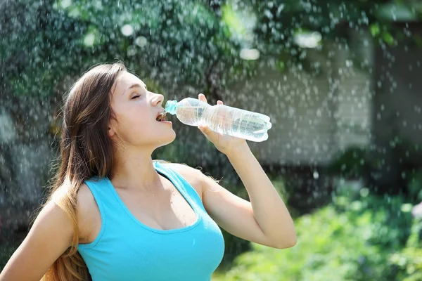 Mujer bebe agua —  Fotos de Stock