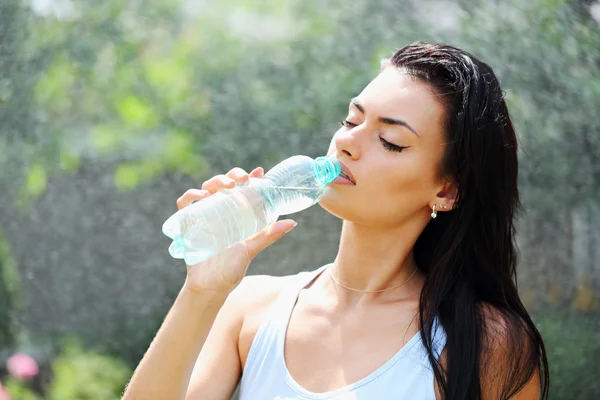 Vrouw drinkt water — Stockfoto