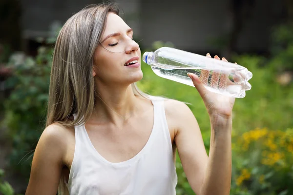 Жінка напої води — стокове фото