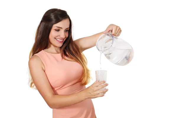 Frau hält einen Krug Wasser und ein Glas — Stockfoto