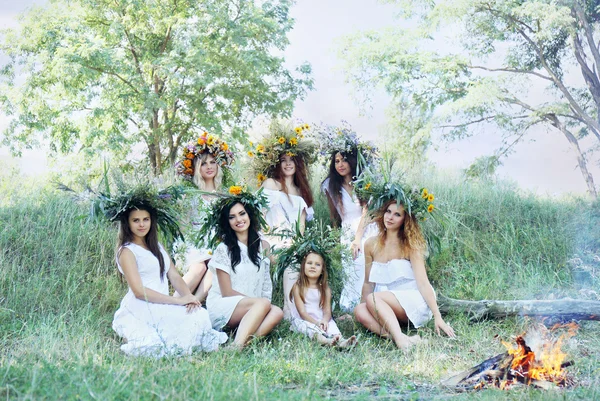 Çelenk içinde yedi güzel kızlar — Stok fotoğraf