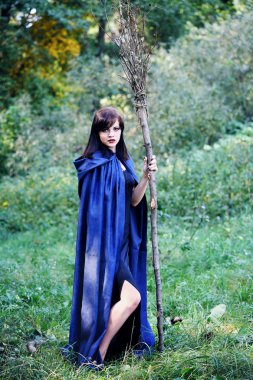 bir süpürge ile genç cadı