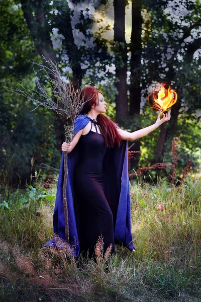 Sorcière tenant une boule de feu — Photo