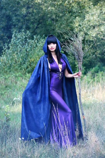 Sexy czarownica z miotłą — Zdjęcie stockowe