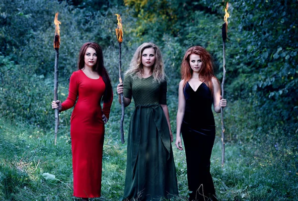 Tres brujas con antorchas —  Fotos de Stock