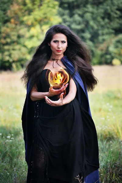 Sorcière tenant une boule de feu — Photo