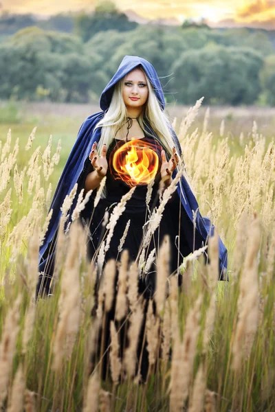 Sorcière tenant une boule de feu — Photo