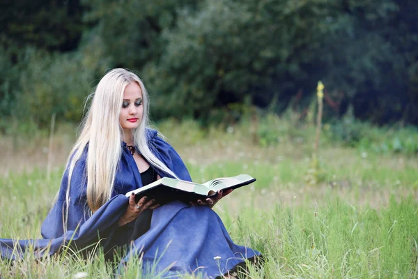 Vrouw met een boek — Stockfoto