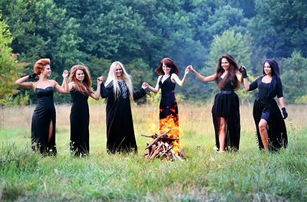 Brujas bailando en sábado —  Fotos de Stock