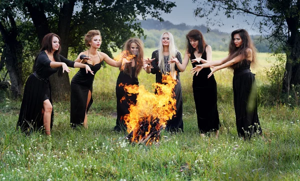 Čarodějky vykouzlit kolem táborového ohně — Stock fotografie