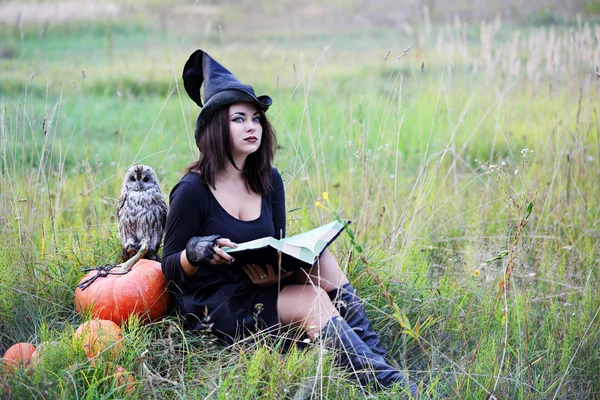 Mujer con un libro —  Fotos de Stock