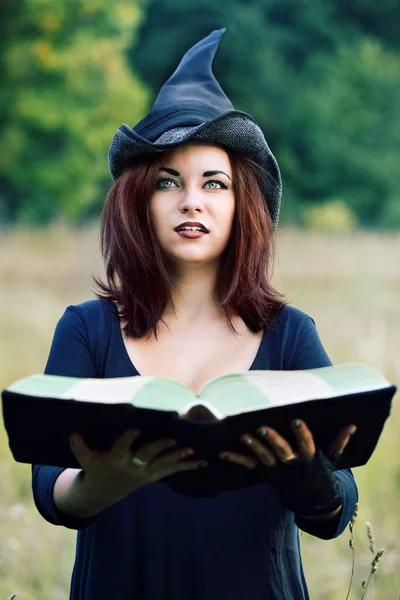 Ritratto di strega con libro — Foto Stock
