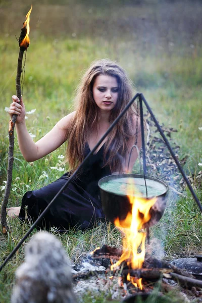 Bruxa sentada na poção — Fotografia de Stock