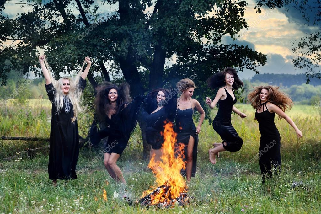 Практическая диагностика - Страница 38 Depositphotos_120221068-stock-photo-witches-laughing-around-the-campfire