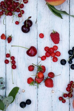 Beyaz ahşap zemin üzerinde çilek