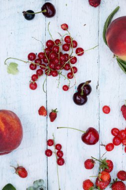 Beyaz ahşap zemin üzerinde çilek