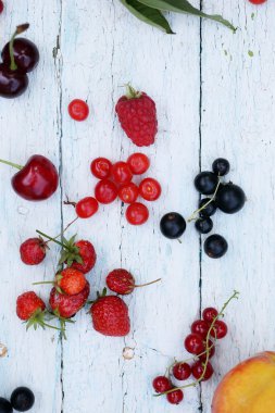 Beyaz ahşap zemin üzerinde çilek