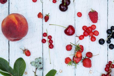 Beyaz ahşap zemin üzerinde çilek