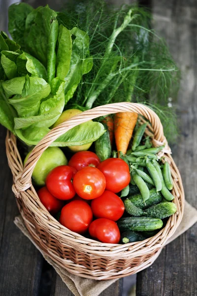 Zelenina v velkého košíku. pohled shora — Stock fotografie