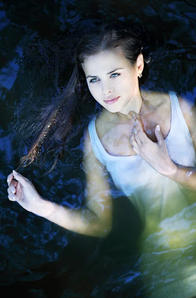 Flicka i en mörk flodvatten — Stockfoto