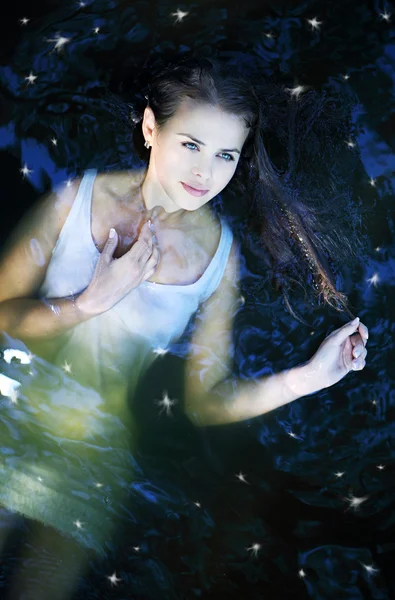 Flicka i en mörk flodvatten — Stockfoto