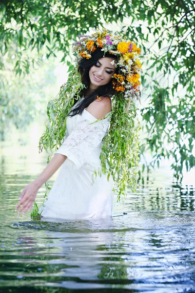 水の中で水しぶき花輪の女の子 — ストック写真