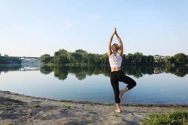 Asana en equilibrio ", Vrikshasana " — Foto de Stock