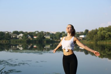 Genç kız yayılan eller