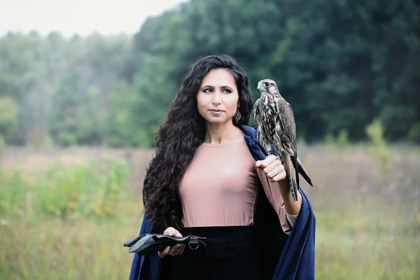 Mujer sosteniendo un halcón —  Fotos de Stock