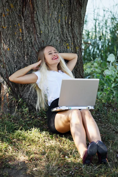 Vacker kvinna med laptop resten — Stockfoto