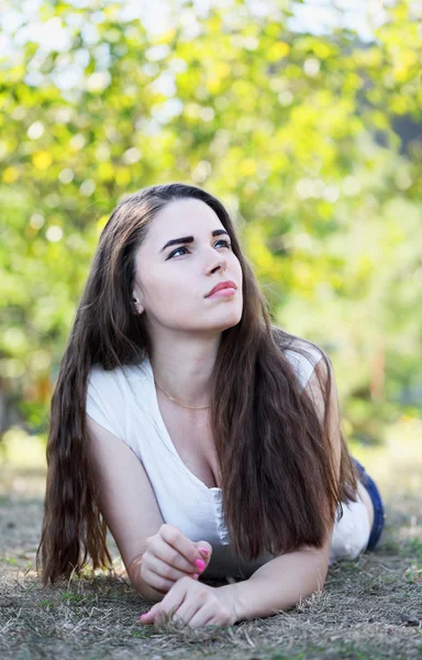 Mulher sonhando no parque — Fotografia de Stock