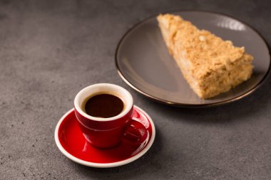 Kahve fincanında bir dilim nefis Napolyon kekiyle.