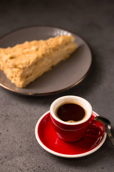 Koffie Expresso Een Rode Koffiekop Met Een Plakje Heerlijke Napoleon — Stockfoto