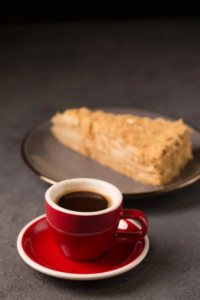 Koffie Expresso Een Rode Koffiekop Met Een Plakje Heerlijke Napoleon — Stockfoto