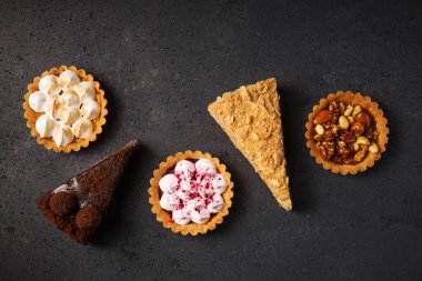 Gri arka planda lezzetli tatlıların toplanması, üst görünüm