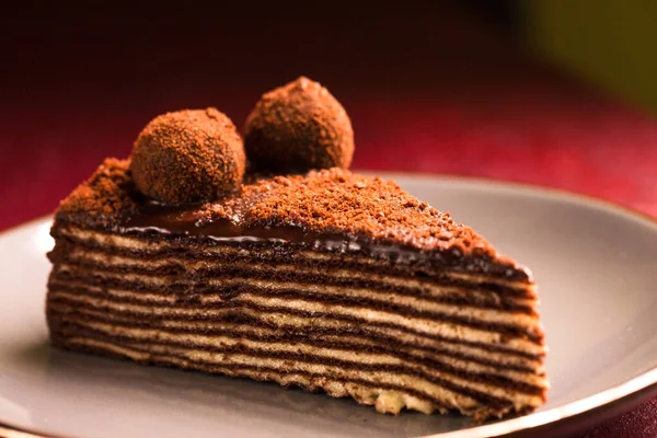 성가신 배경에 스파르타 레이어 초콜릿 케이크 — 스톡 사진