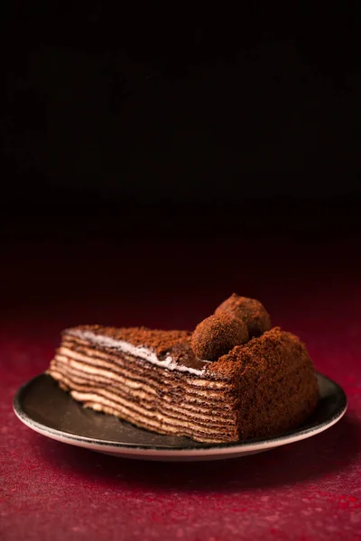 Spartakus Mehrschichtschokoladenkuchen Auf Weinrotem Hintergrund — Stockfoto