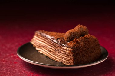 Burgundy arka planında Spartacus çikolatalı keki