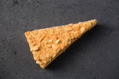 Gri arkaplan manzaralı Napolyon keki