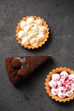 Gri arka planda lezzetli tatlıların toplanması, üst görünüm