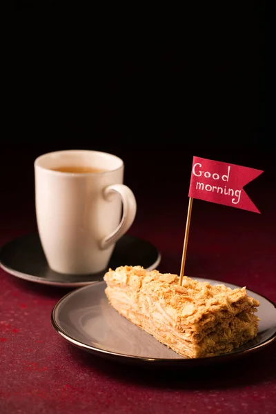 Утренний Травяной Чай Кусочком Вкусного Торта Наполеона — стоковое фото