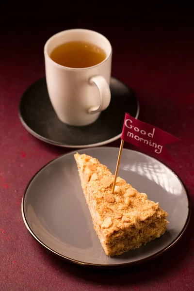 Manhã Chá Ervas Com Uma Fatia Delicioso Bolo Napoleão — Fotografia de Stock