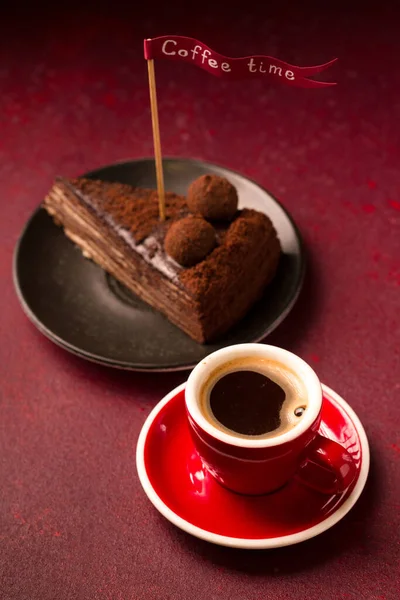 Gâteau Chocolat Multicouche Spartak Avec Une Tasse Café Sur Fond — Photo