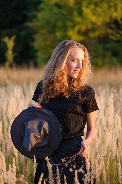 Joven Bruja Con Sombrero Atardecer —  Fotos de Stock