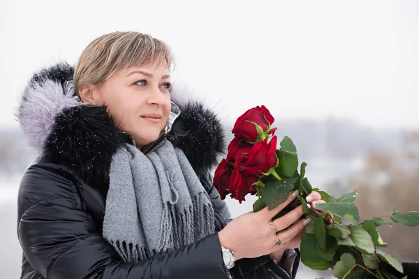 Žena Červenými Růžemi Venku Zimě — Stock fotografie